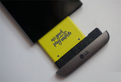 take out battery from lg g5