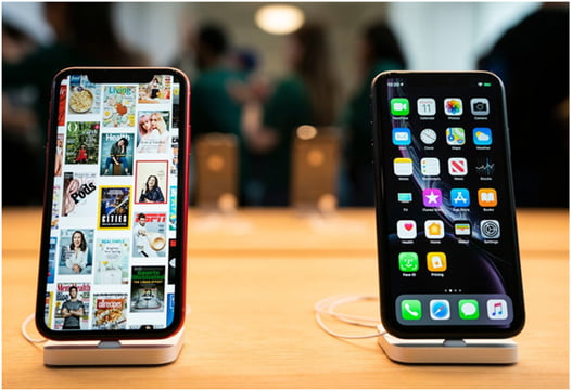 iphone 12 vs samsung s20 in display